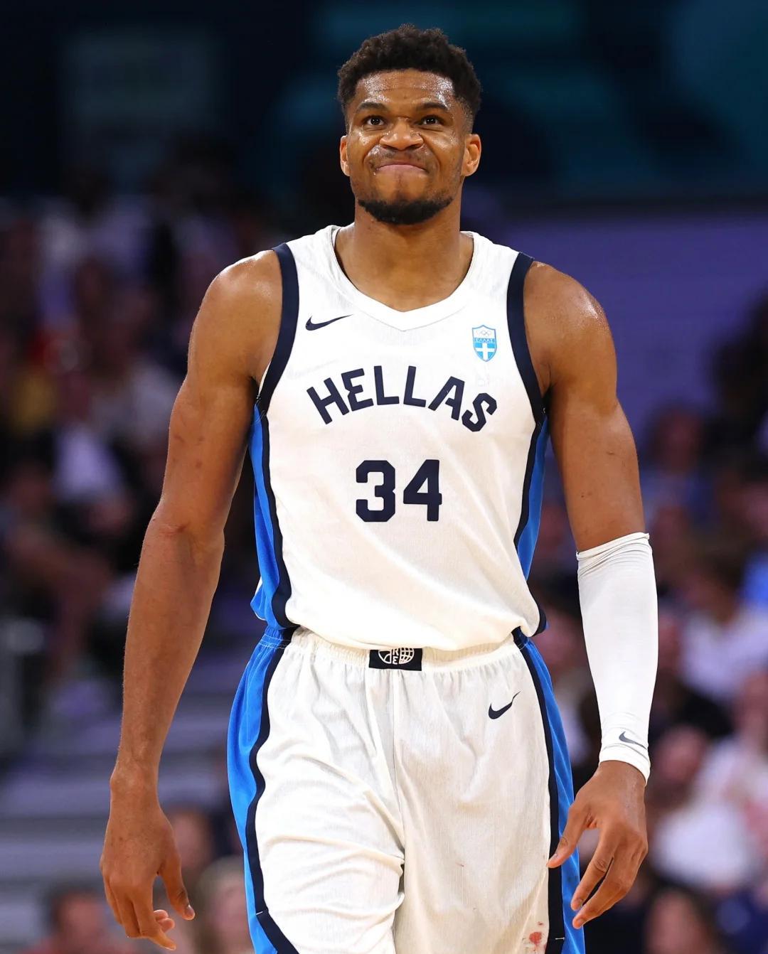 开云娱乐app - 字母哥在加拿大队比赛中逆转，出色防守引发热议！